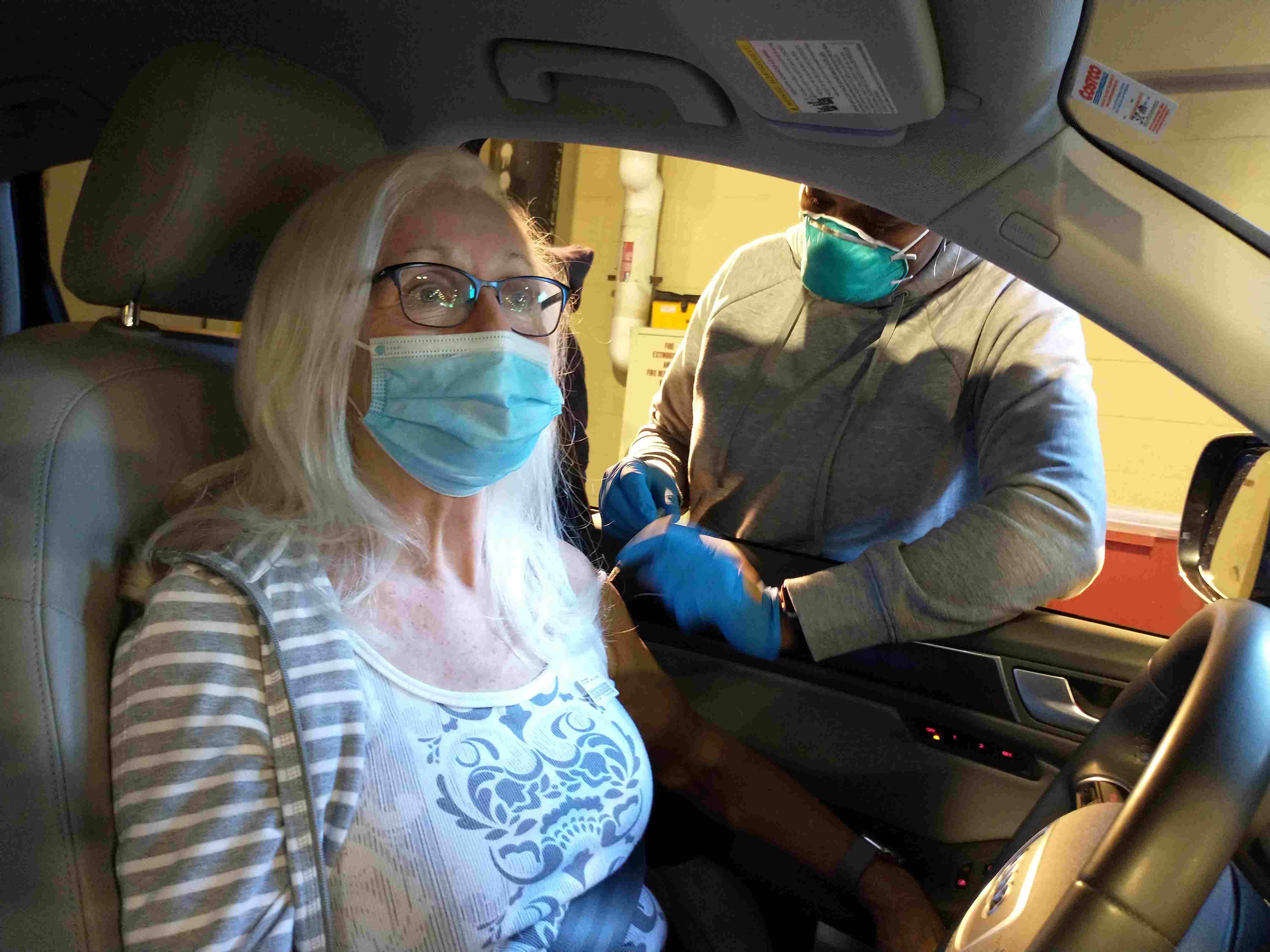 Images Wikimedia Commons/24 Whoisjohngalt COVID-19 Vaccination in Car, Orange County, USA.jpg